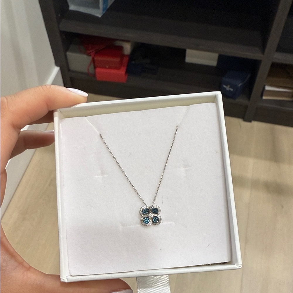 Poniros volcanic flower necklace